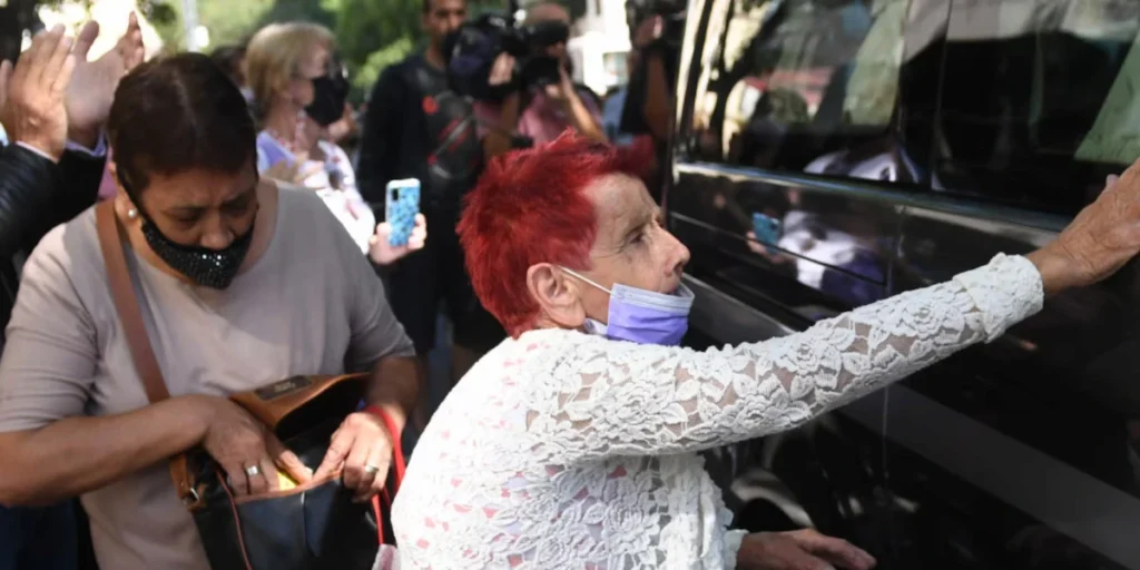 La muerte le sienta bien: quién es Mari, “la señora de los velorios” que despidió a Luis Brandoni en Chacarita