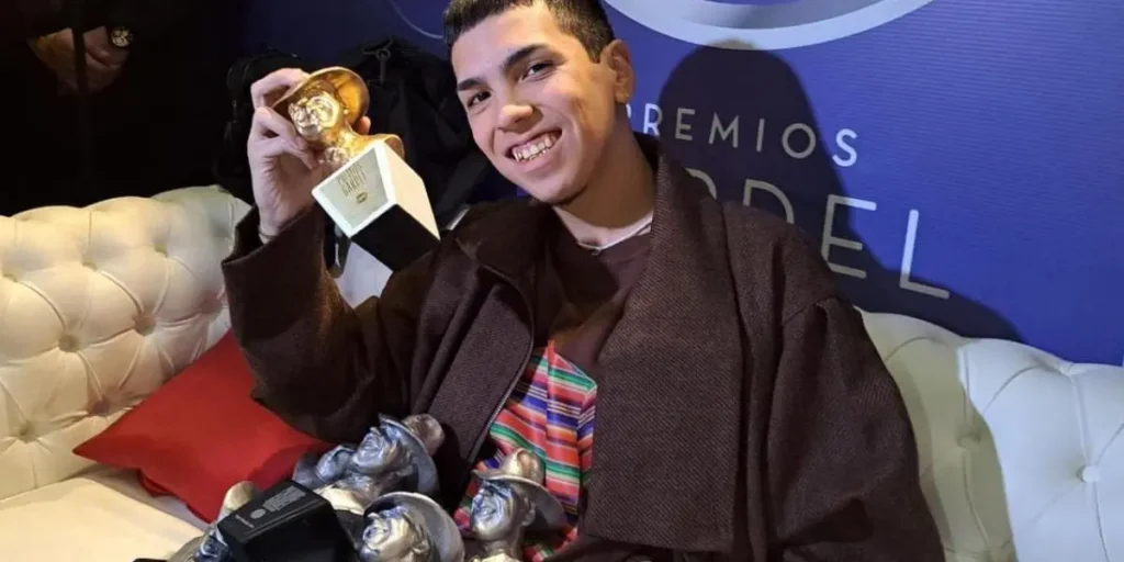 Milo J con el Gardel de Oro