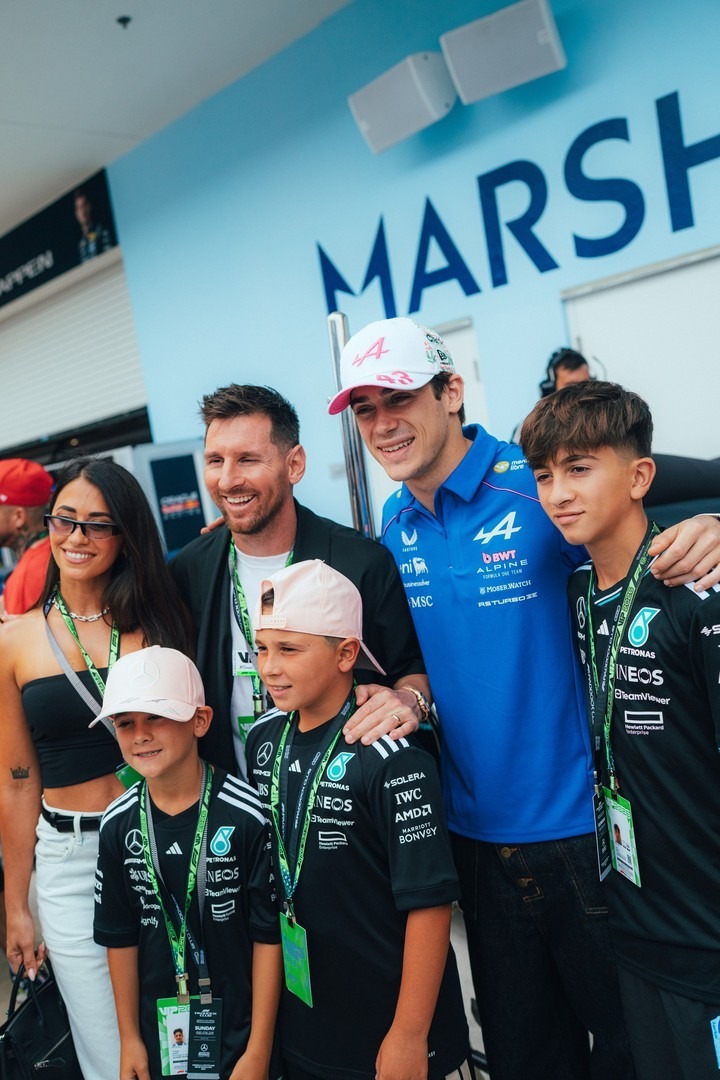 Franco Colapinto junto a Messi y su familia