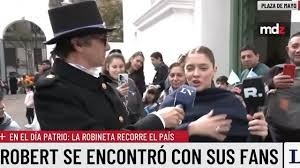 Robertito Funes salió a las calles para ver cómo se festejó el día de la Revolución 