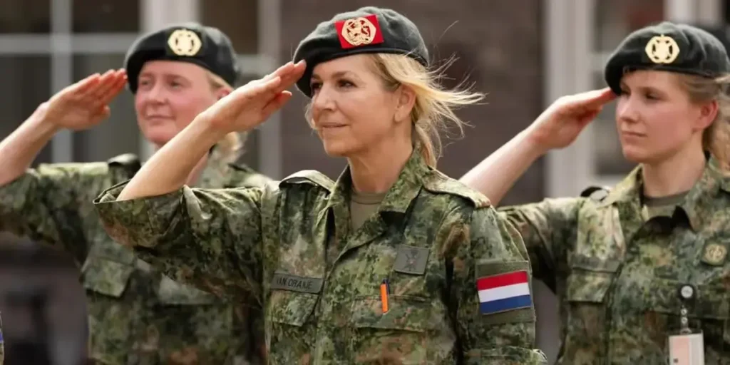 Reina Máxima de los Países Bajos con uniforme militar