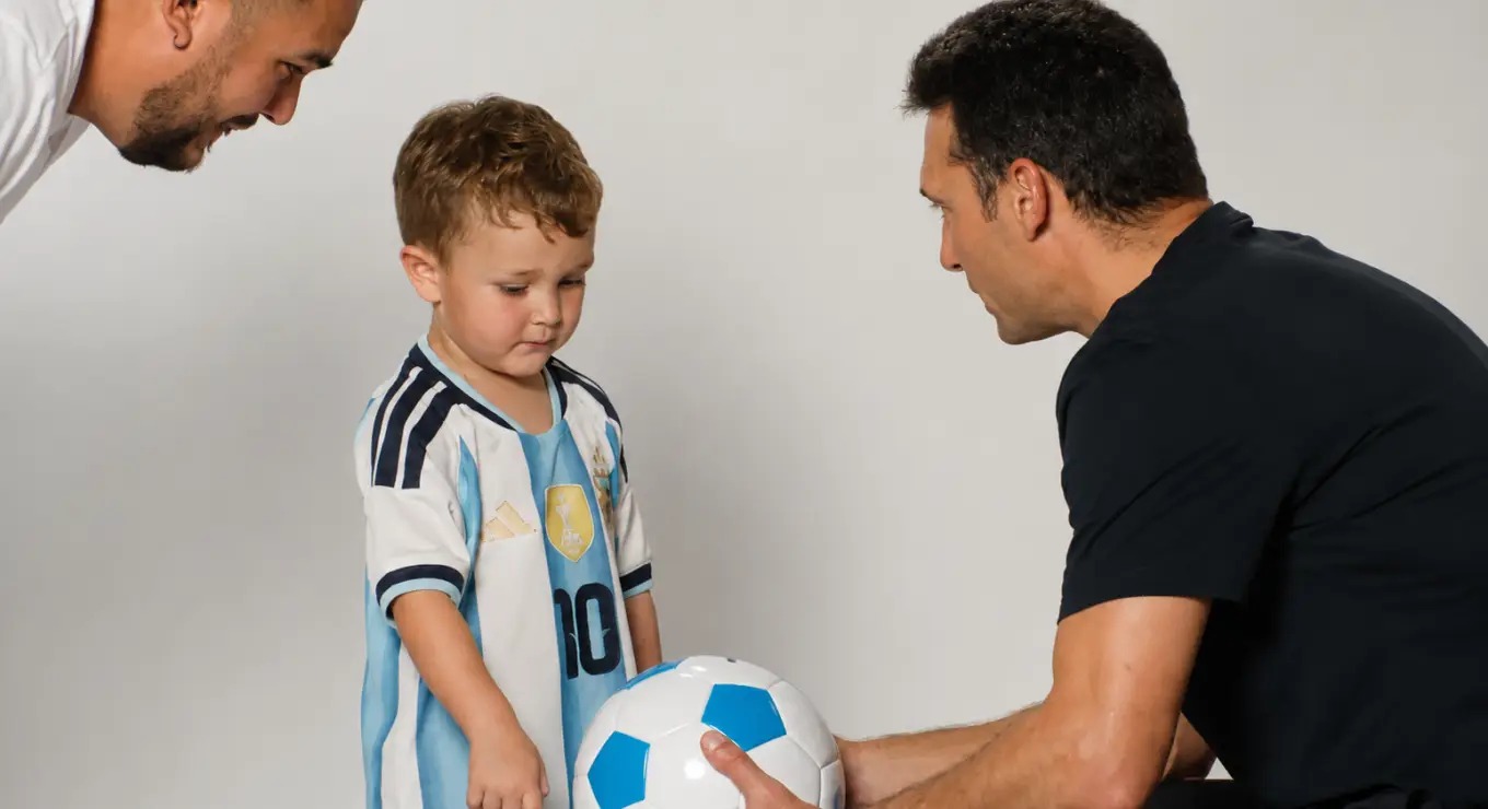 Salvadorr Goñi conoció a uno de sus grandes ídolos: Lionel Scaloni