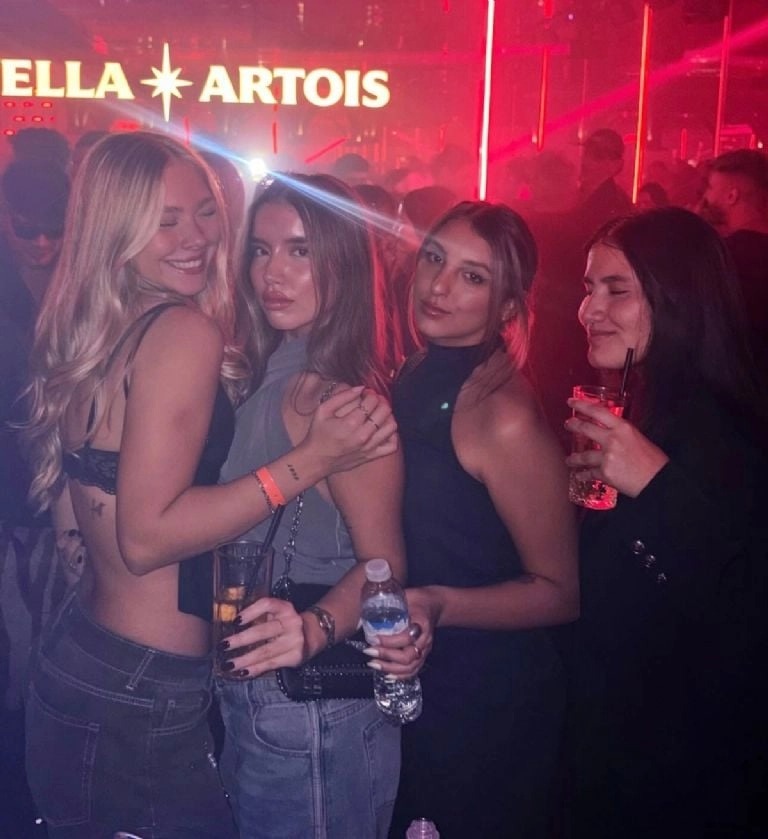 Ekaterina Ojeda con sus amigas