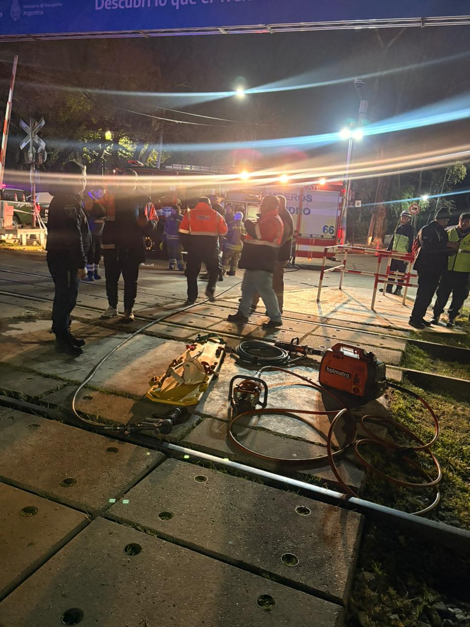 Bomberos y policías trabajan en el lugar del accidente donde Ernestina Pais perdió la vida 