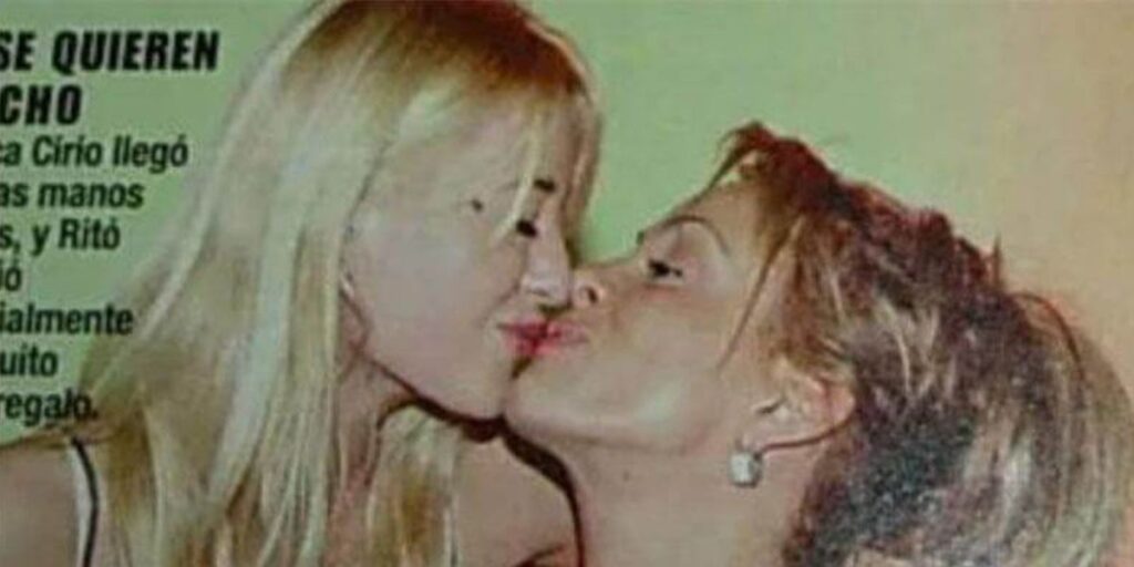 El beso entre Jesica Cirio y María Eugenia Ritó