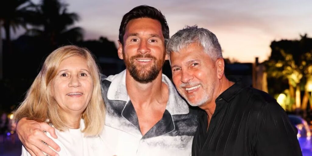 Lionel Messi junto a su papá Jorge y a su mamá Celia