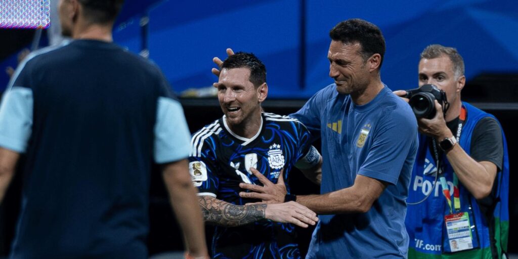Lionel Scaloni y Messi en la semifinal contra Inglaterra
