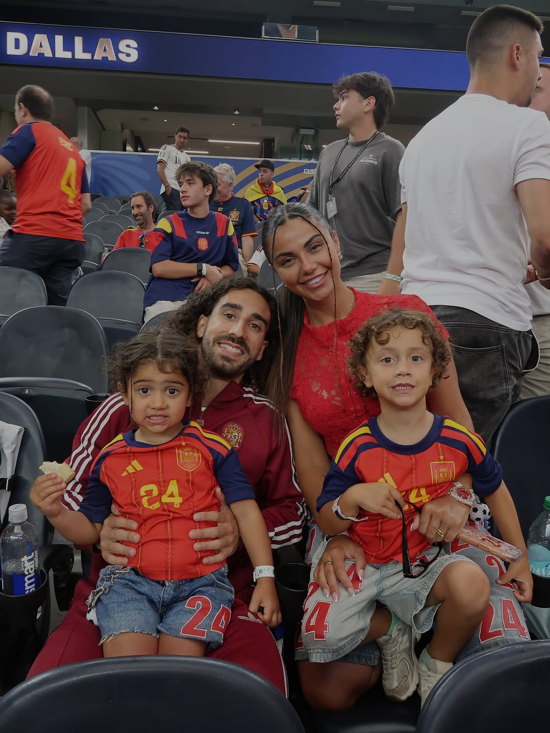 Marc Cucurella y Claudia Rodríguez junto a dos de sus hijos tras clasificar a la final