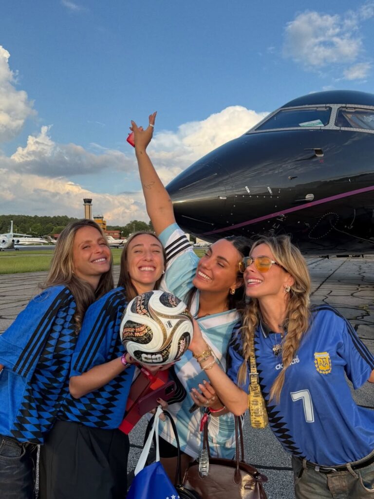 Tini Stoessel y sus amigas