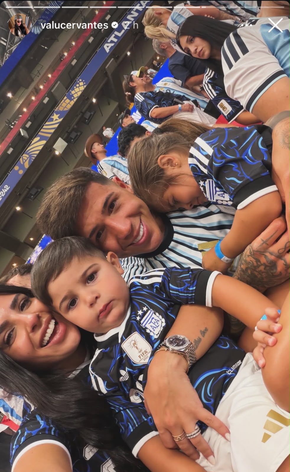 Enzo Fernández con su familia tras el partido