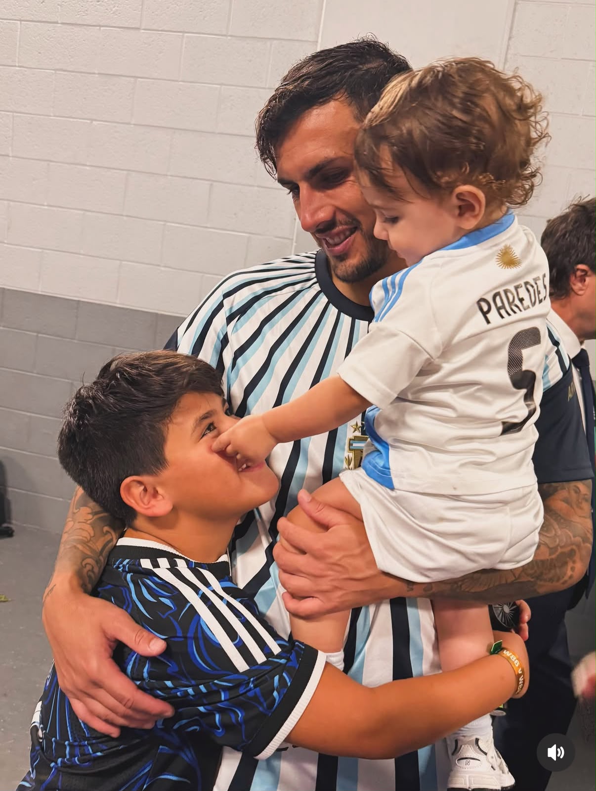 Leandro Paredes con sus hijos