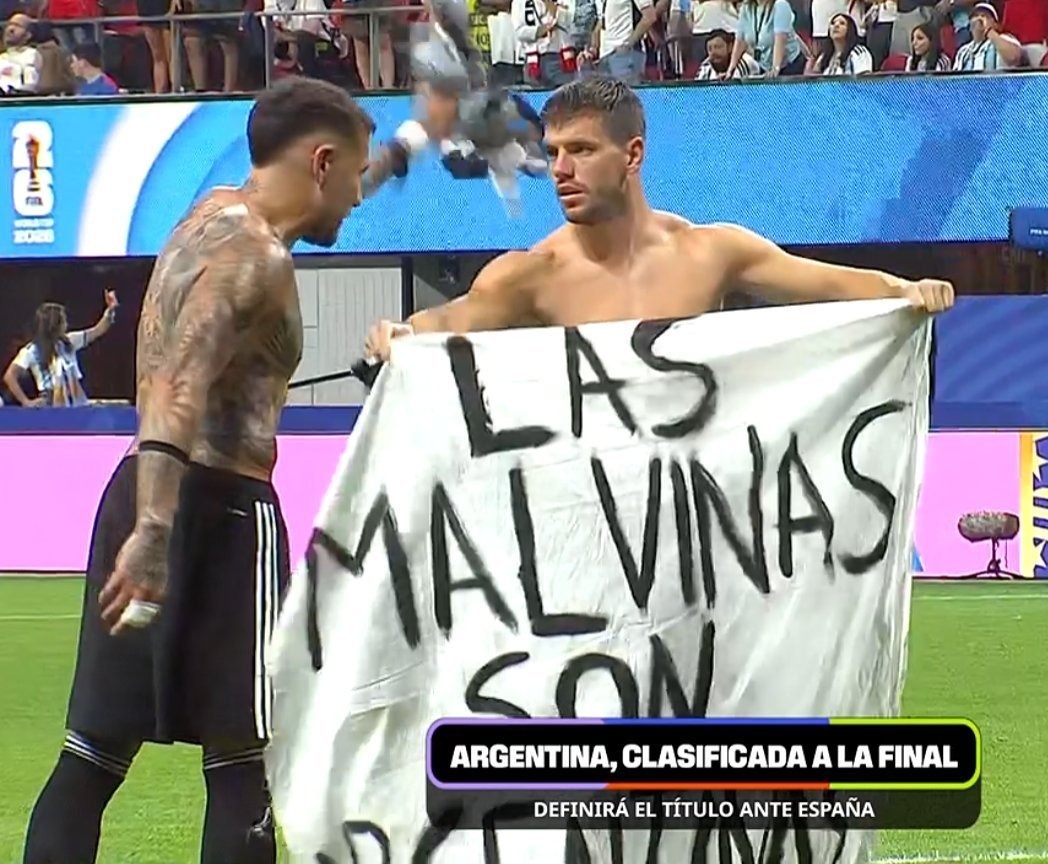 Lo Celso entró a la cancha con un cartel de las Malvinas