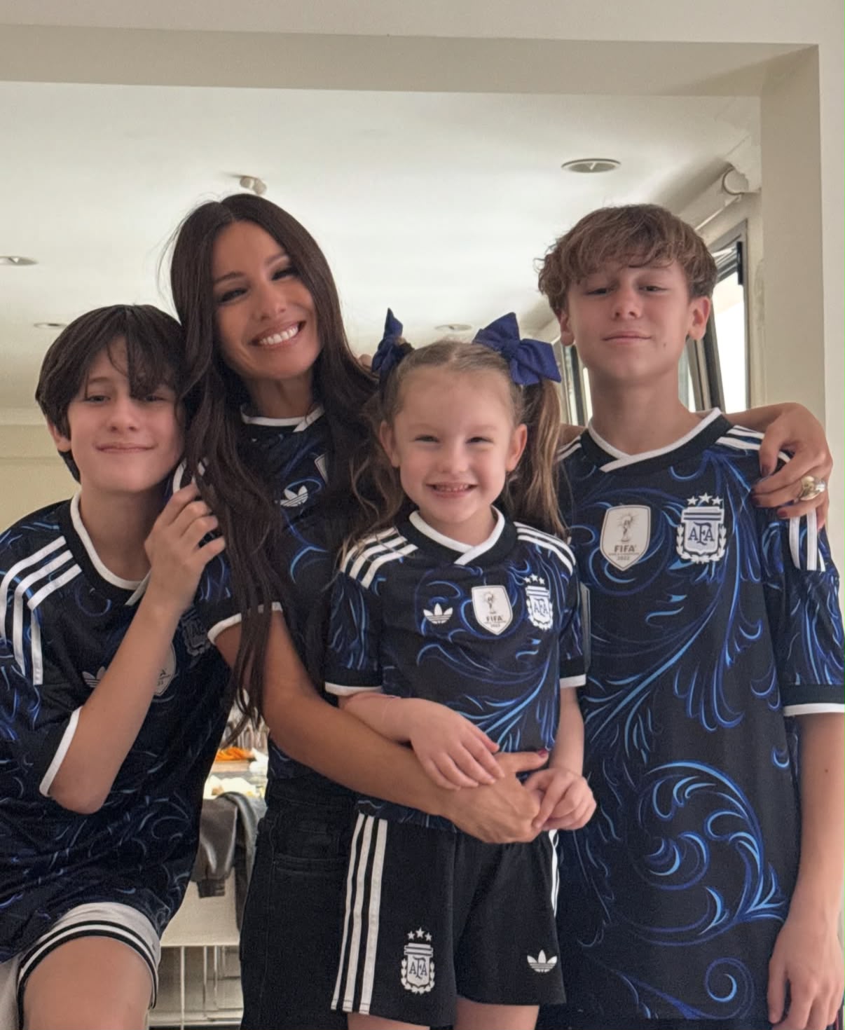 Pampita vivió la semifinal de Argentina con sus hijos