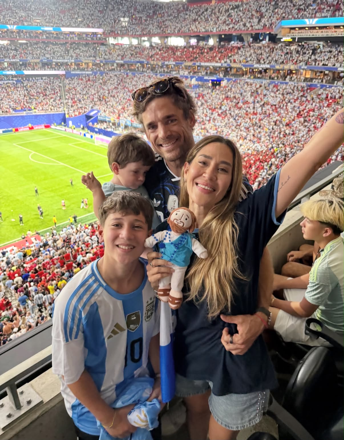 Jimena Barón con su familia en el Mundial 2026