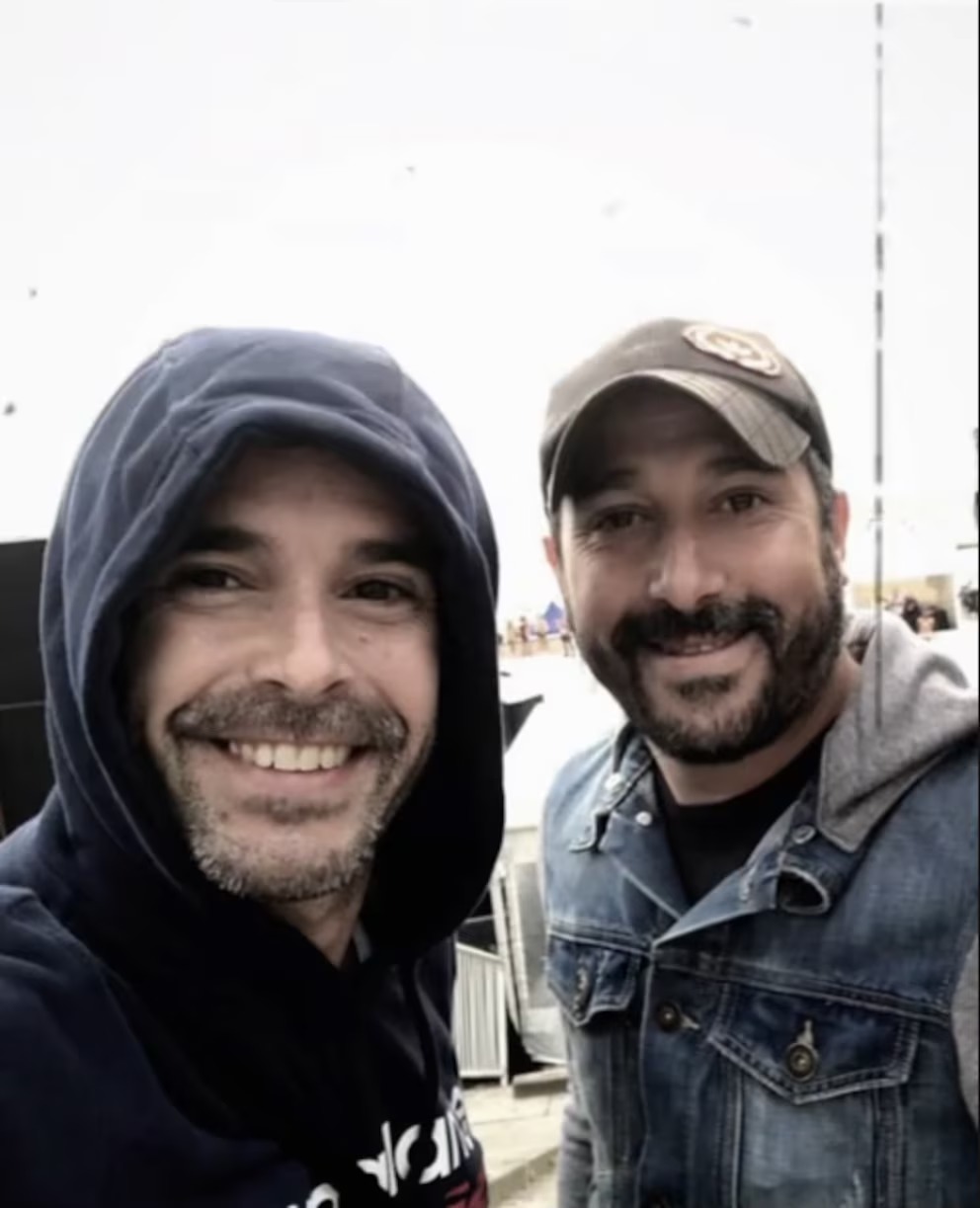 Nicolás Cabré junto a su hermano Duilio Cabré