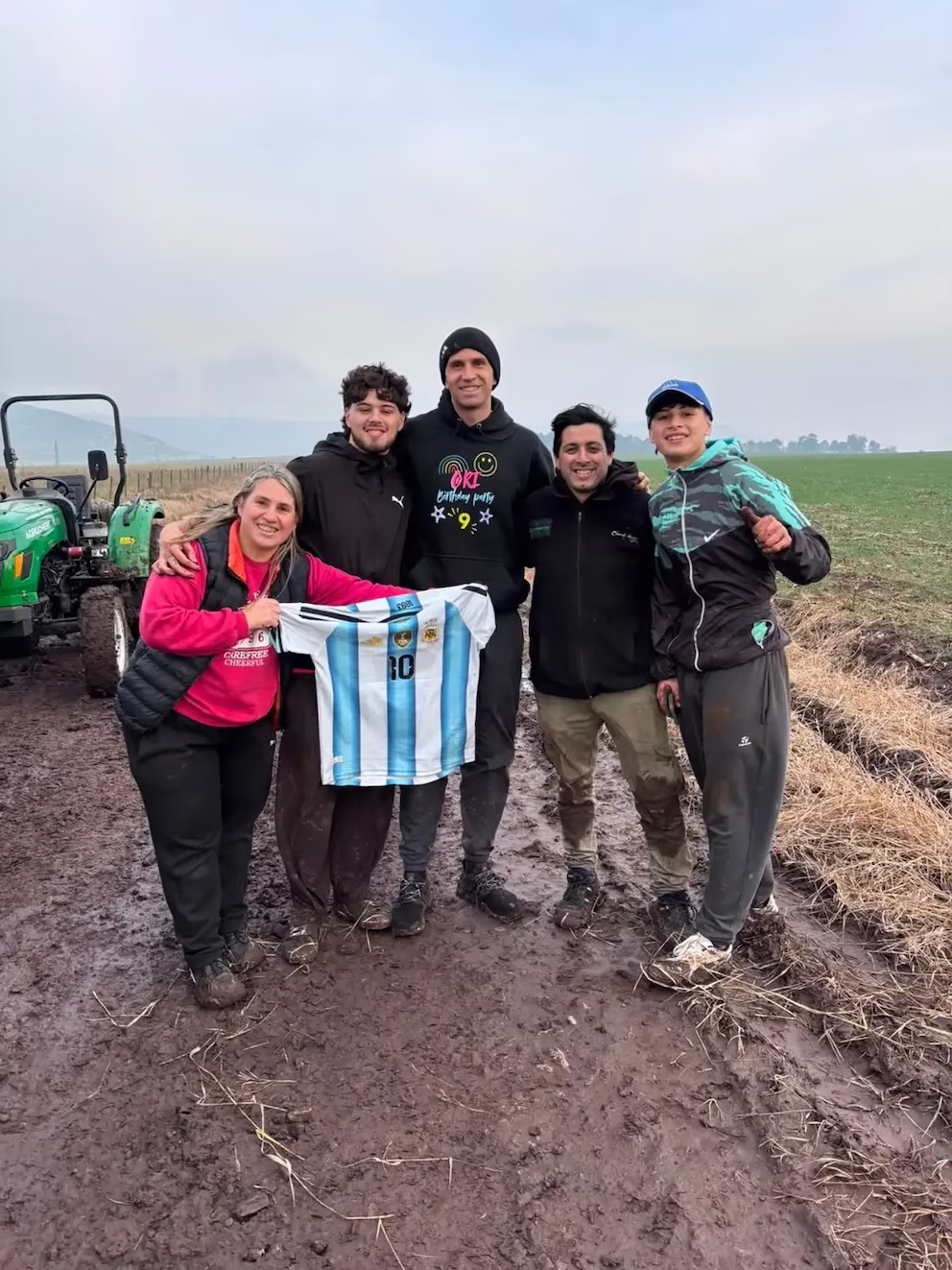 El Dibu Martínez quedó varado en el barro y el emotivo gesto que tuvo con quienes lo rescataron