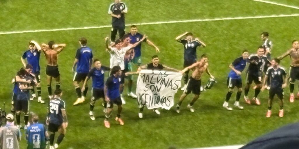 Argentina echó a Inglaterra del Mundial y le dedicó la mejor bandera de la historia