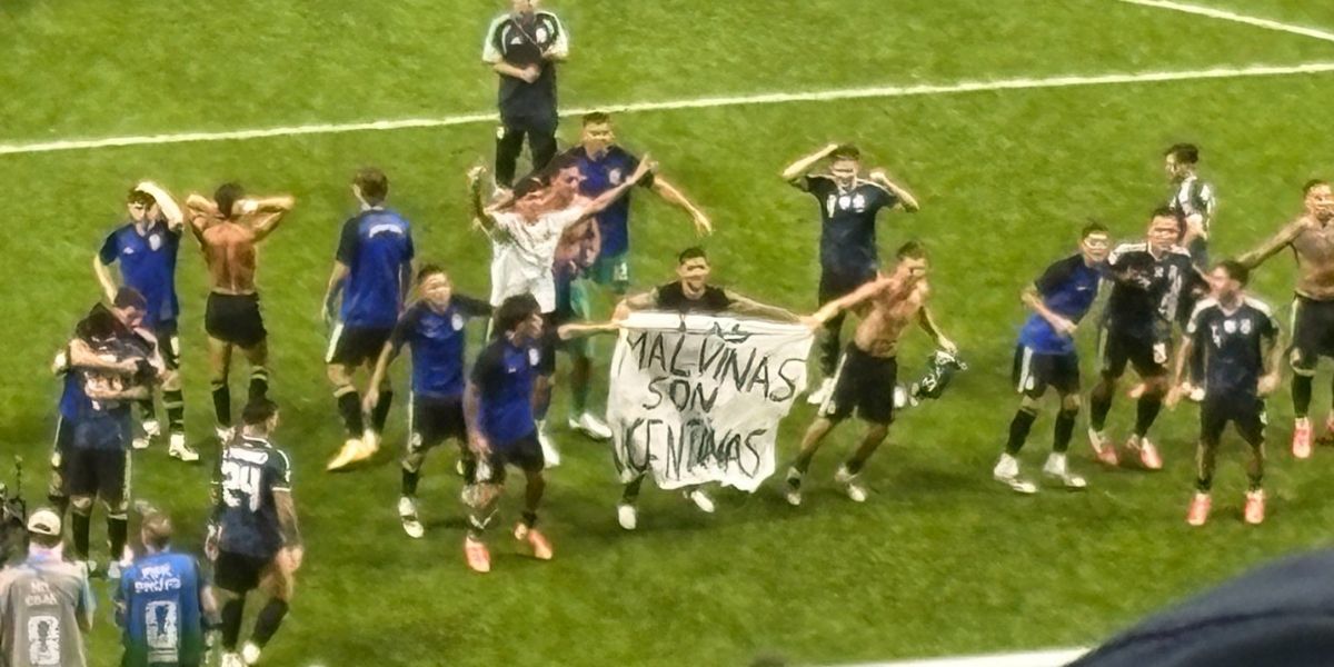Argentina echó a Inglaterra del Mundial y le dedicó la mejor bandera de la historia