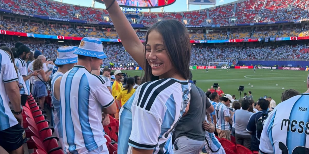 Clara Cremaschi en el partido con la camiseta del Flaco López
