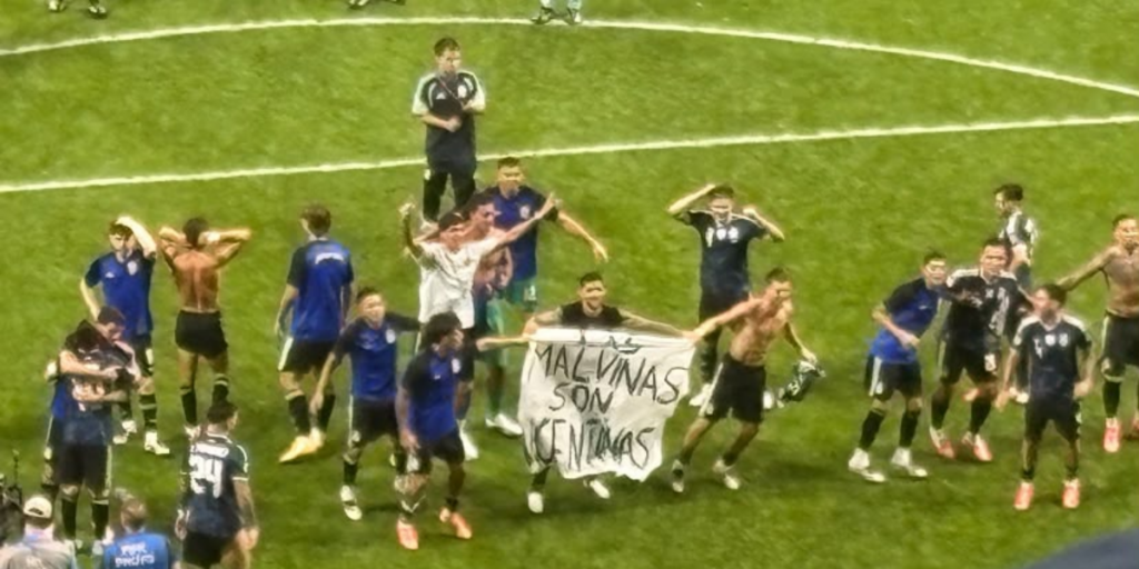 “Las Malvinas son Argentinas”: el cartel de la Scaloneta
