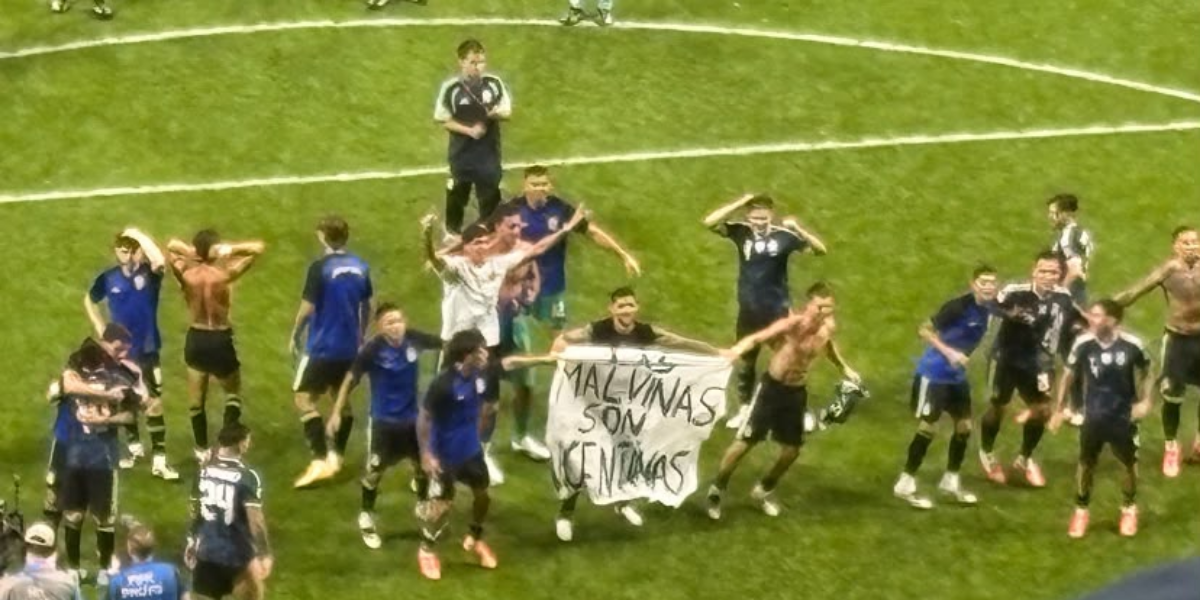 “Las Malvinas son Argentinas”: el cartel de la Scaloneta