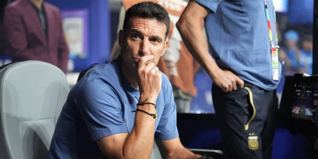 El momento más tierno de Lionel Scaloni: su esposa lo frenó en plena conferencia