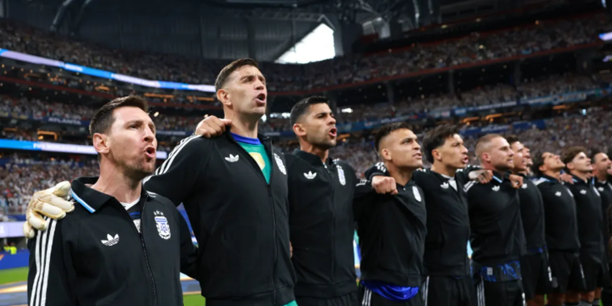 Selección Argentina cantando el himno