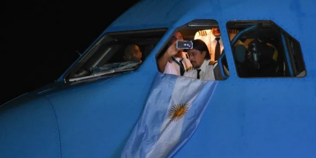 Los pilotos que trajeron a la Scaloneta sacaron una bandera de Argentina por la ventana