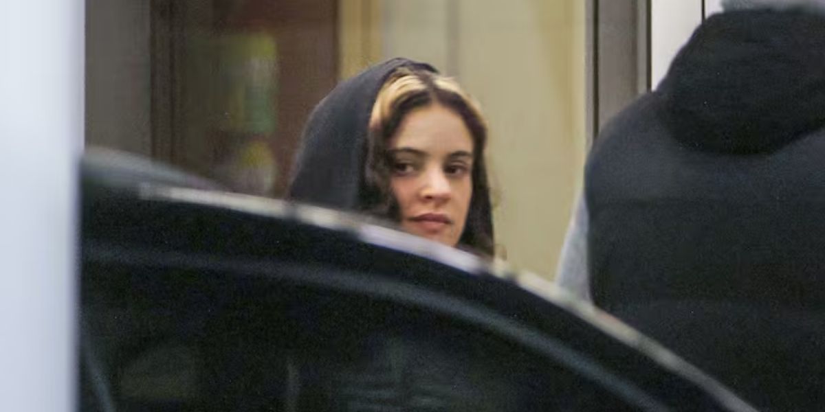 Rosalía llegó a Argentina tras el escándalo y la cara que puso lo dijo todo