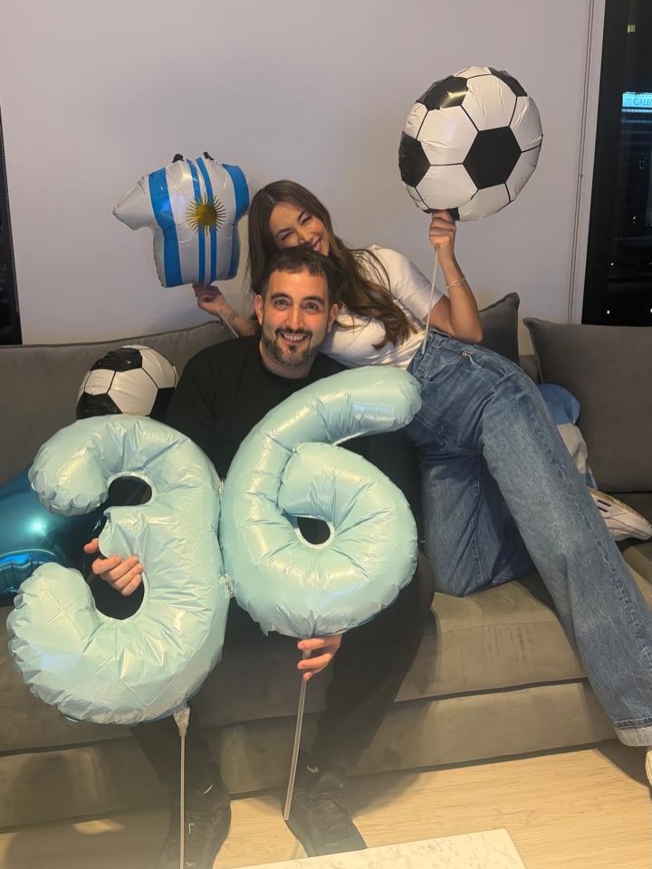 Estefi Berardi junto a su novio