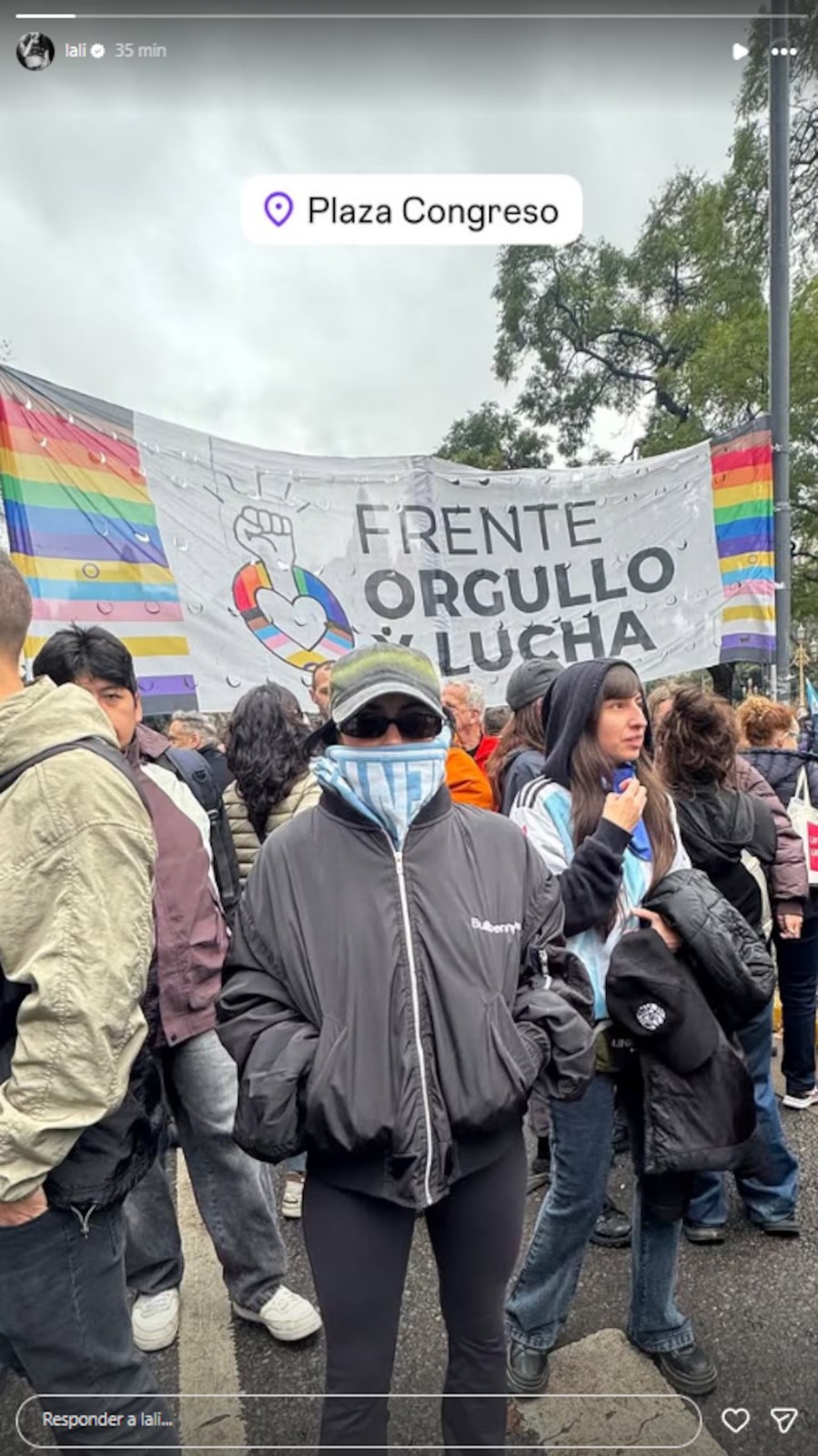 Lali Espósito en la marcha frente al Congreso