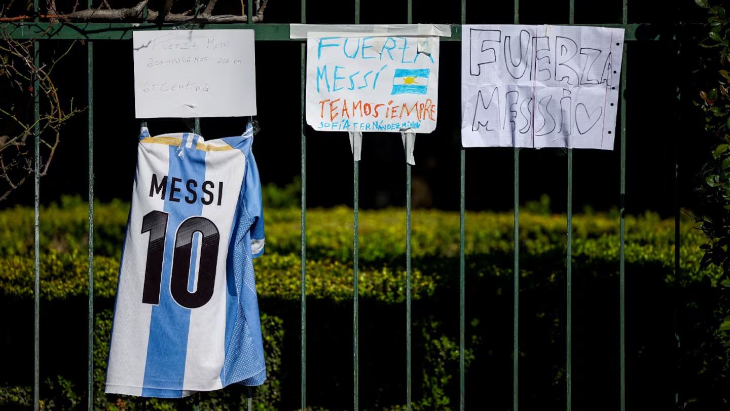 Carteles en apoyo a Messi
