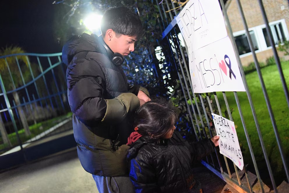Fanáticos se acercaron al cementerio a dejar mensajes de apoyo a la familia Messi