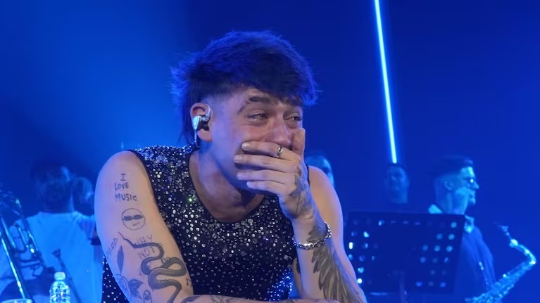 Luck Ra llorando