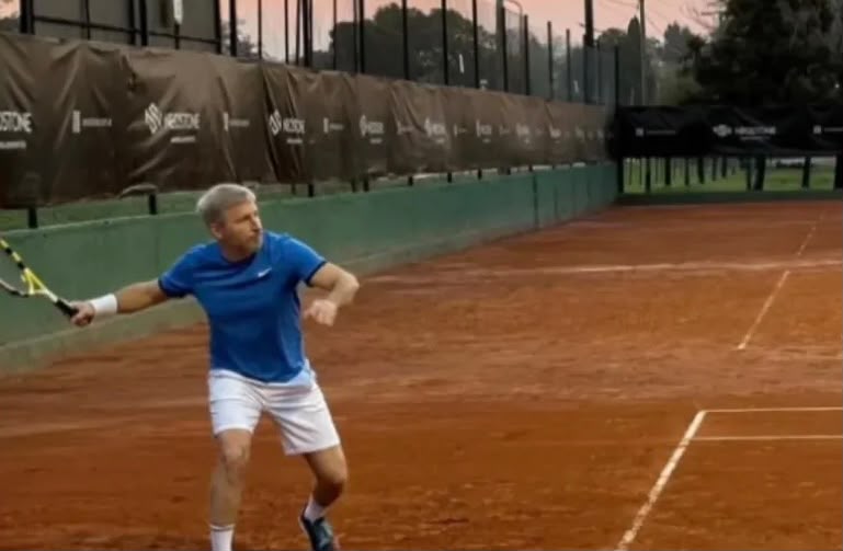 Frigerio jugando al tenis