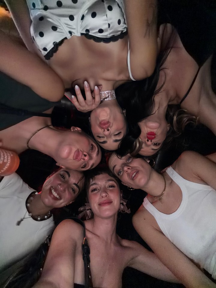 Lali Espósito viajó a Brasil con sus amigas para festejar su despedida de soltera