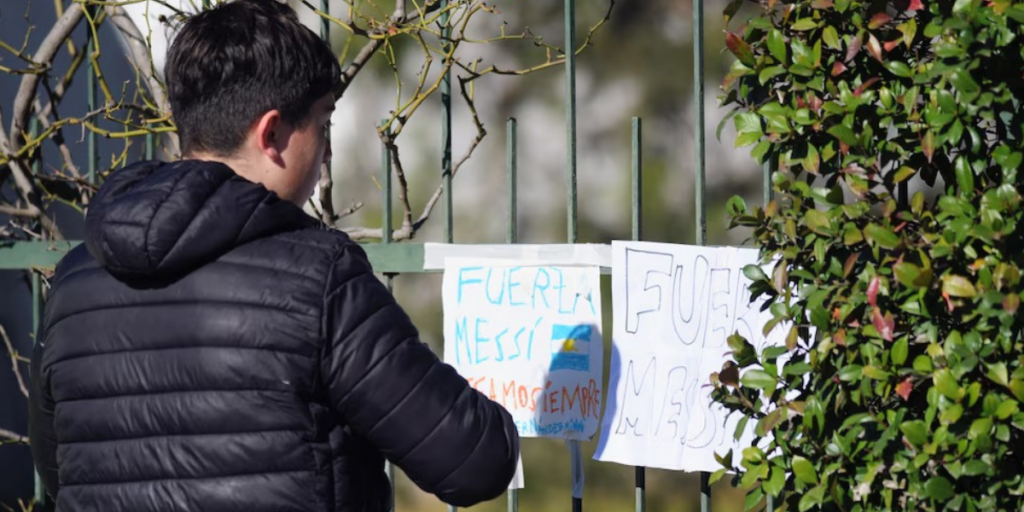“Fuerza Leo”: los conmovedores mensajes que dejaron los fanáticos en el cementerio