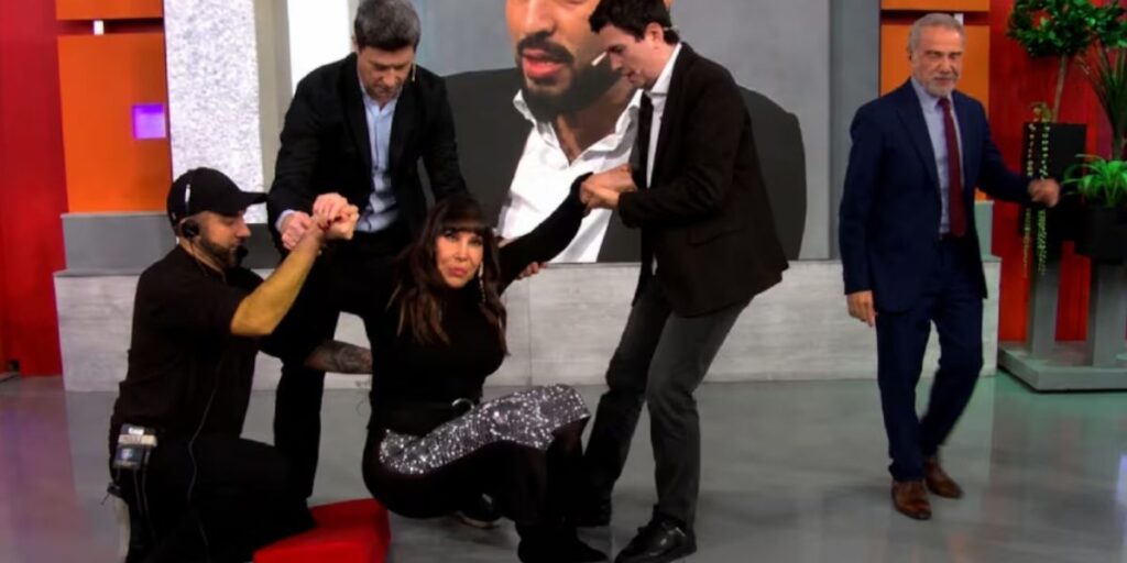 Se cayó Moria Casán en vivo, hubo tensión y explicaron qué pasó