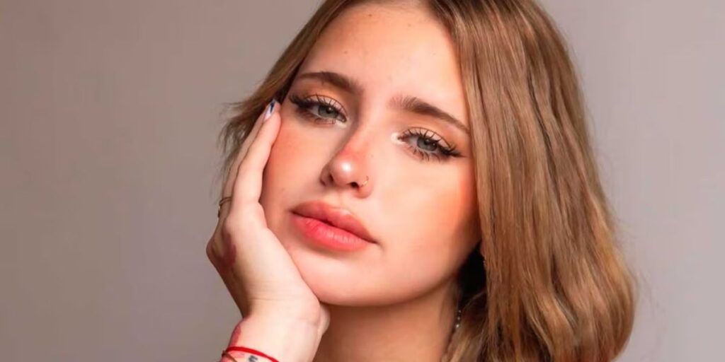 Coty Romero se sacó todo, posó a puro topless y estallaron las redes