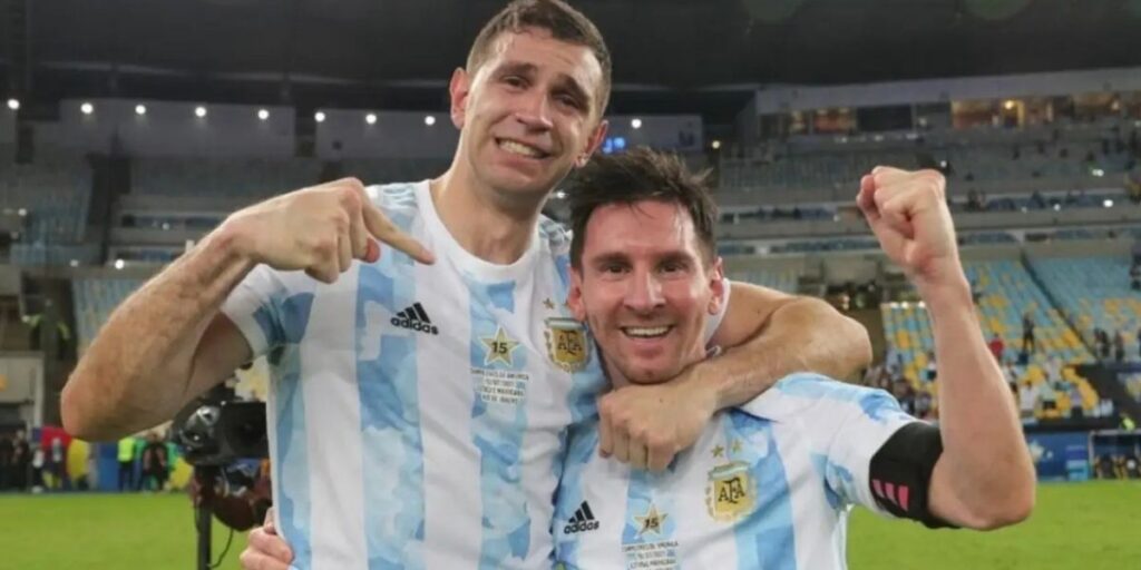 La extraña frase de Dibu Martínez sobre Lionel Messi que despertó la peor sospecha en las redes