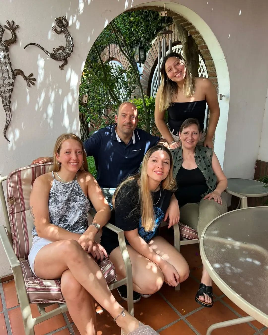 Fernando Confessore con su esposa y sus tres hijas