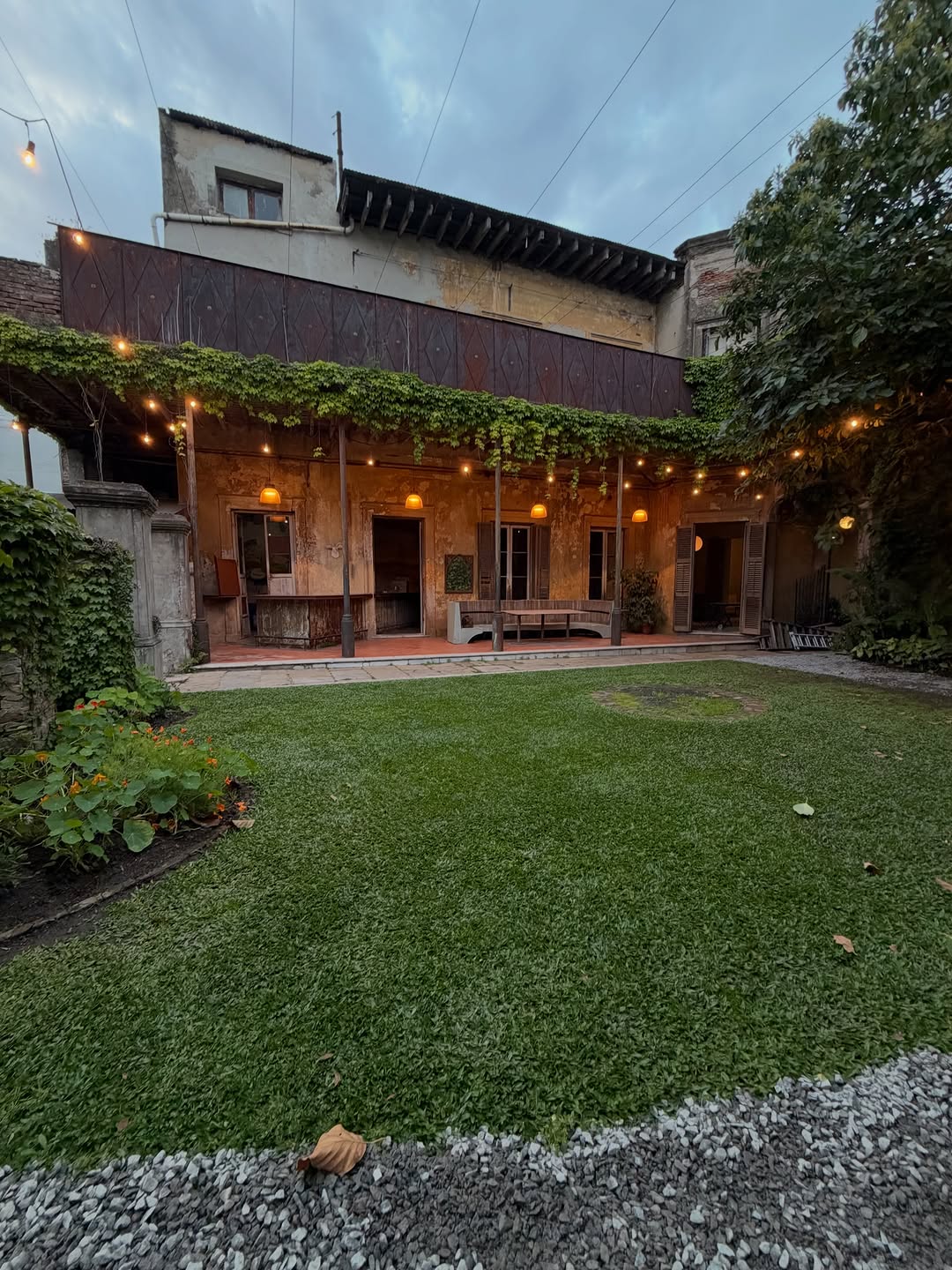 Una casa chorizo reacondicionada para eventos, así es Casa Carlos